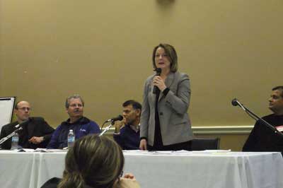 Peggy Nash speaks to delegates
